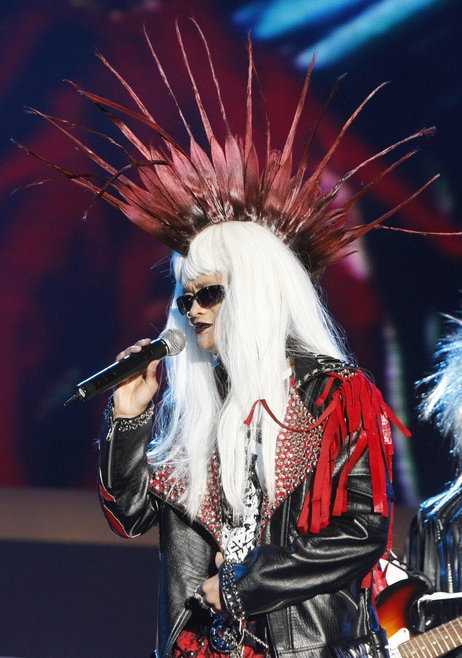 Former English teacher turned entrepreneur Ma performs at a party to celebrate his firm‘s 10th anniversary, in the eastern Chinese city of Hangzhou, on Sept. 10, 2009.